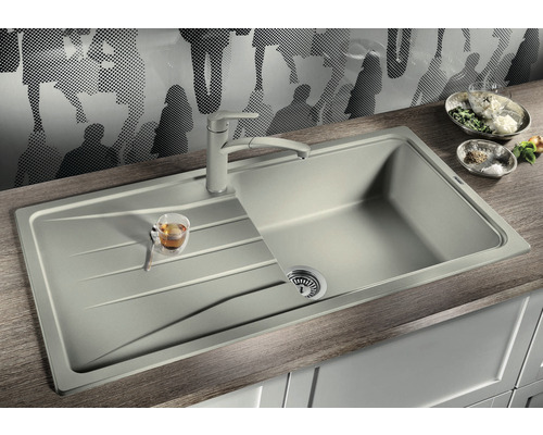 Keukenspoelbak met afdruiprek en kraan op een aanrechtblad