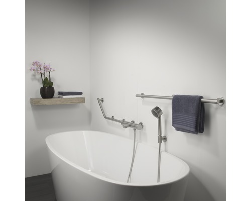 Badkamer met vrijstaand bad, handgreep, handdoekhouder en plank