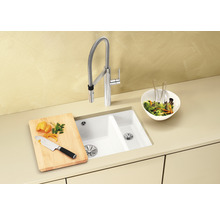 Keuken spoelbak met kraan, snijplank, mes en slakom