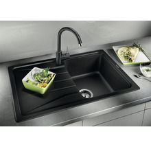 Zwarte gootsteen met afdruiprek en bijpassende kraan