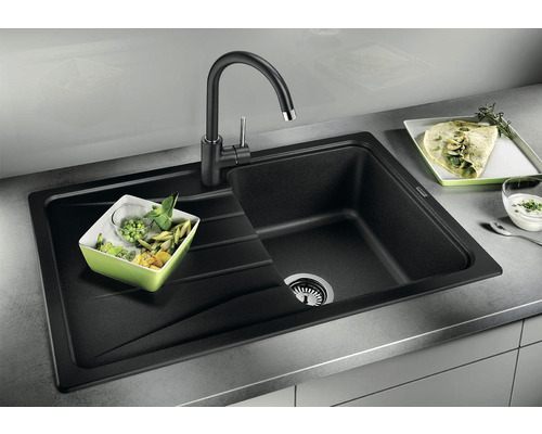 Zwarte gootsteen met afdruiprek en bijpassende kraan