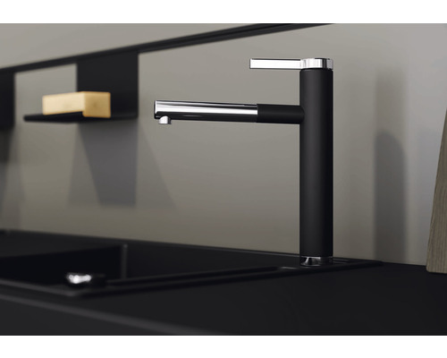 Keukenkraan met zwarte voet en verchroomde uitloop