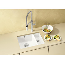 Keukenscène met spoelbak, kraan en eten