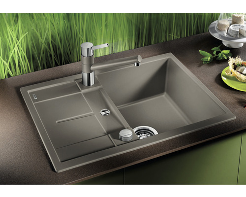 Spoelbak met afdruiprek en kraan op een aanrechtblad