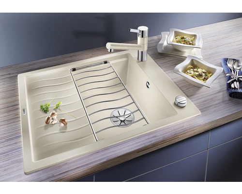 Spoelbak met afdruipvlak, afdruiprek en kraan op een werkblad