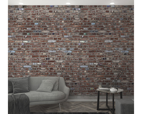 Woonkamer met bakstenen muur, bank en bijzettafel