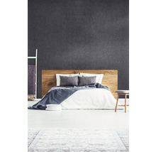 Slaapkamer met houten bed en grijze muur