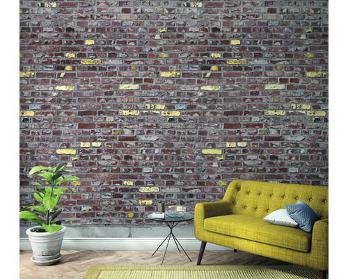 Woonkamer met bakstenen muur, plant, bank en tapijt