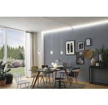 Eetkamer met eettafel, stoelen, hanglampen en plafondrail