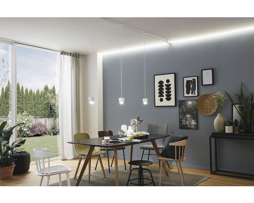 Eetkamer met eettafel, stoelen, hanglampen en plafondrail