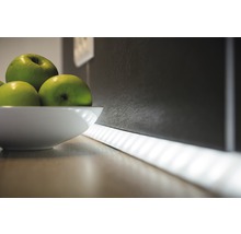 Decoratieve keukenscène met ledstrip, gootsteen en fruitschaal