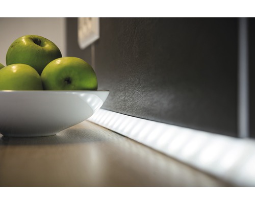 Decoratieve keukenscène met ledstrip, gootsteen en fruitschaal