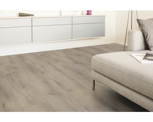 Lichte woonkamer met laminaatvloer in houtlook en moderne bank