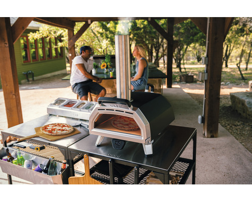 Ooni pizzaoven buiten met bereide pizza''s en ingrediënten