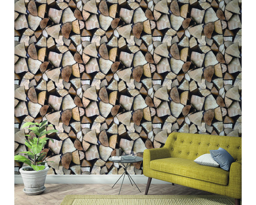 Decoratieve wandbekleding met houtstapel behang in een woonkamer met plant en bank.