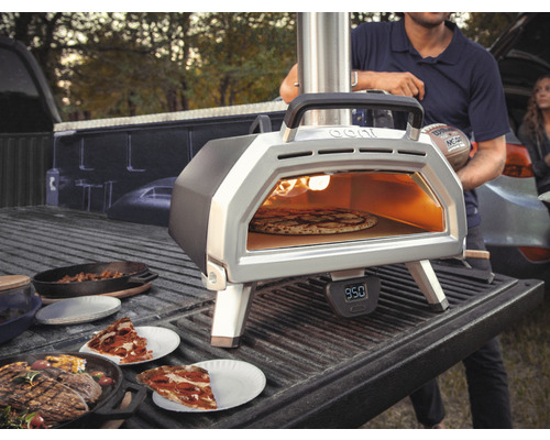 Pizzaoven op een laadbak met pizza en eten