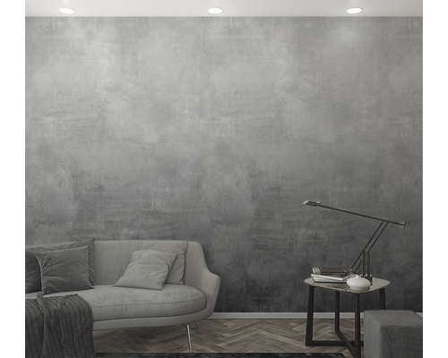 Grijze wanddecoratie met bank, tafel en lamp in een woonkamer.