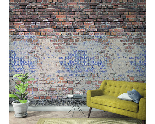 Kamer met een bakstenen wanddecoratie, een bank en een kamerplant.