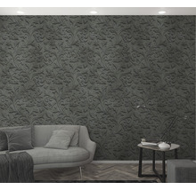Woonkamer met grijs bloemenbehang, bank en tafel