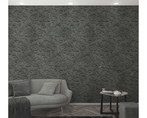 Woonkamer met grijs bloemenbehang, bank en tafel