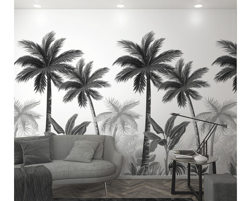 Woonkamer met palmboom fotobehang, bank en tafellamp.