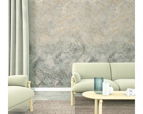 Woonkamer met lichte meubels en een muur met betonlook behang