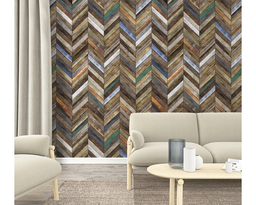 Woonkamer met visgraatbehang, bank en tafel