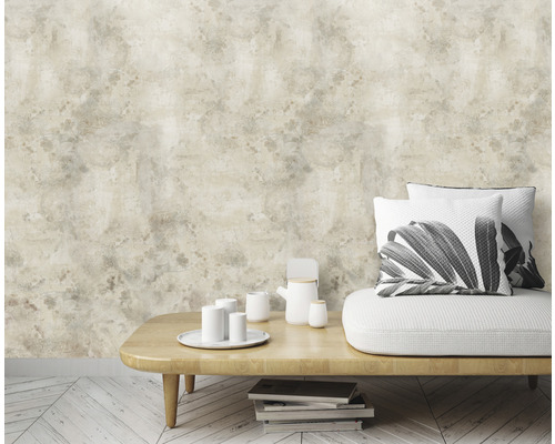 Lichte ruimte met patroonbehang, bank en tafel