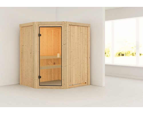 Hoeksauna van hout met glazen deur in een lichte ruimte.