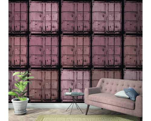 Woonkamer met fotobehang met gestapelde zeecontainers, bank, bijzettafel en potplant.