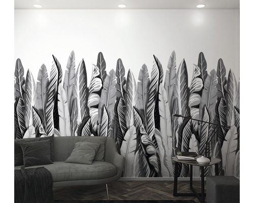 Woonkamer met behang met bladerpatroon, bank en bijzettafel