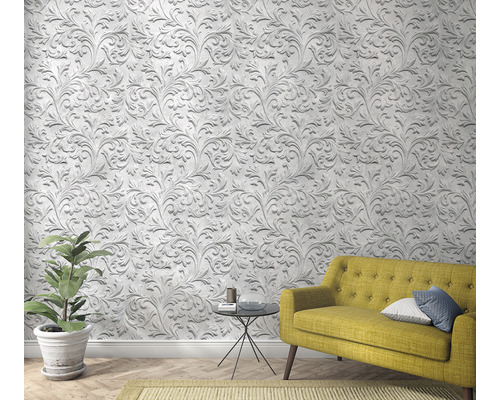 Woonkamer met patroonbehang, bank, bijzettafel en kamerplant