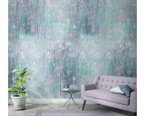 Woonkamer met bank, tafel en metalen behang