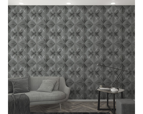 Woonkamer met grijze wand met patroon, bank en tafellamp.