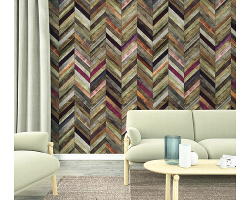 Woonkamer met houtlookbehang met chevronpatroon en beige meubels