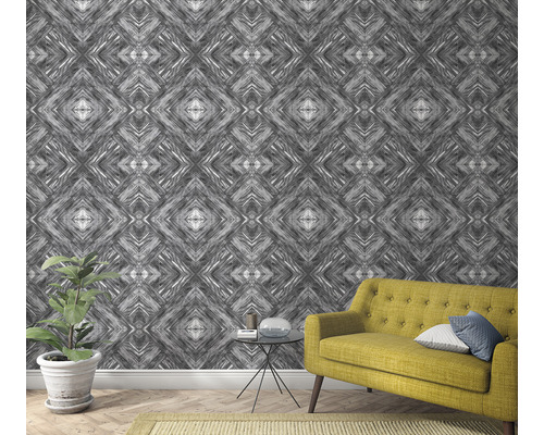 Woonkamer met patroonbehang, bank en kamerplant