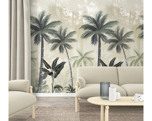 Woonkamer met fotobehang met jungle thema, bank, fauteuil, tafel en gordijn