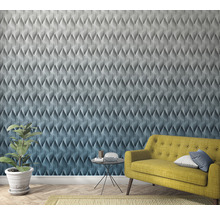 Decoratieve wand met driedimensionale panelen, gele bank en plant in pot