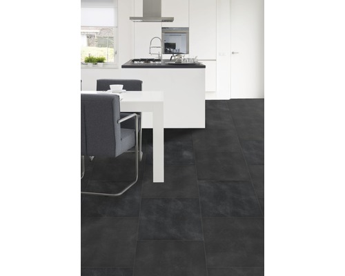 Lichte keuken-eetkamer met eettafel, stoelen en donkere tegelvloer.