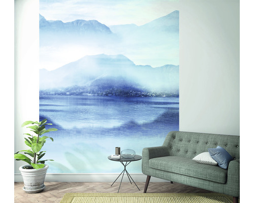 Woonkamer met fotobehang van een meer met bergen