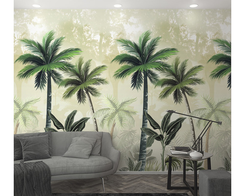 Woonkamer met fotobehang met palmmotief, bank en staande lamp