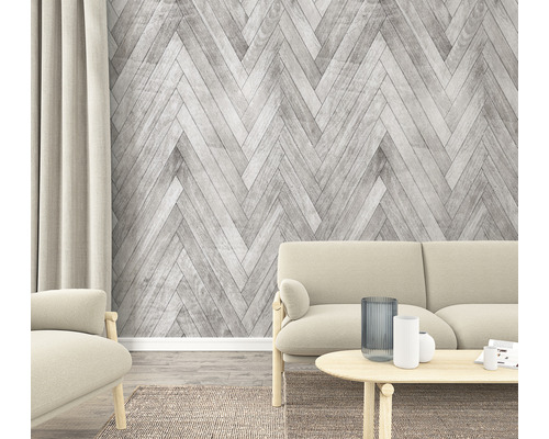 Woonkamer met bank, fauteuil en wandbekleding in visgraatmotief