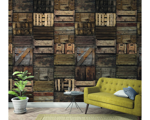 Woonkamer met een behang dat houten kisten toont