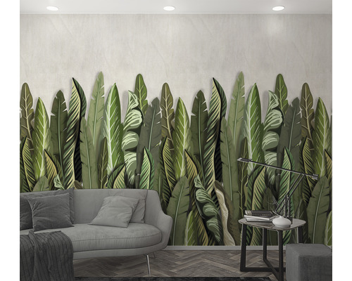 Woonkamer met bladbehang, bank en bijzettafel met lamp