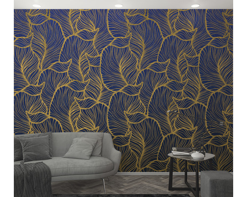 Woonkamer met bank en behang met bladmotief