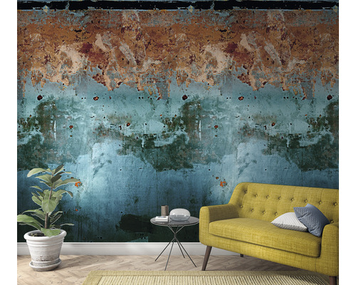 Interieur met behang met patroon, gele bank en potplant