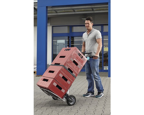 Man transporteert kratten met een transportwagen