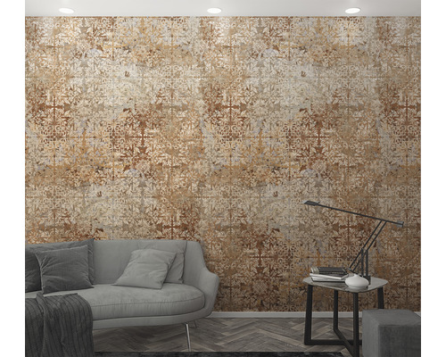 Woonkamer met patroonbehang, bank en bijzettafel