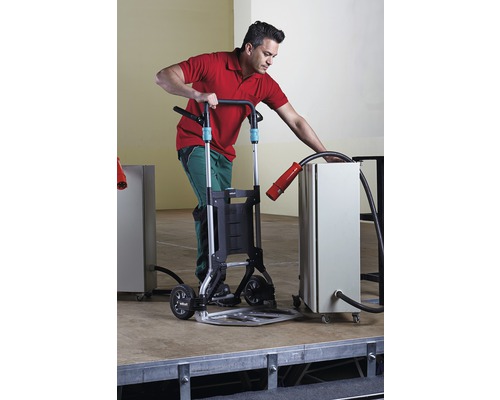 Man bedient een Wolfcraft steekwagen voor het transport van goederen