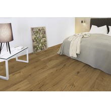 Slaapkamer met houten vloer, nachtkastje en bed
